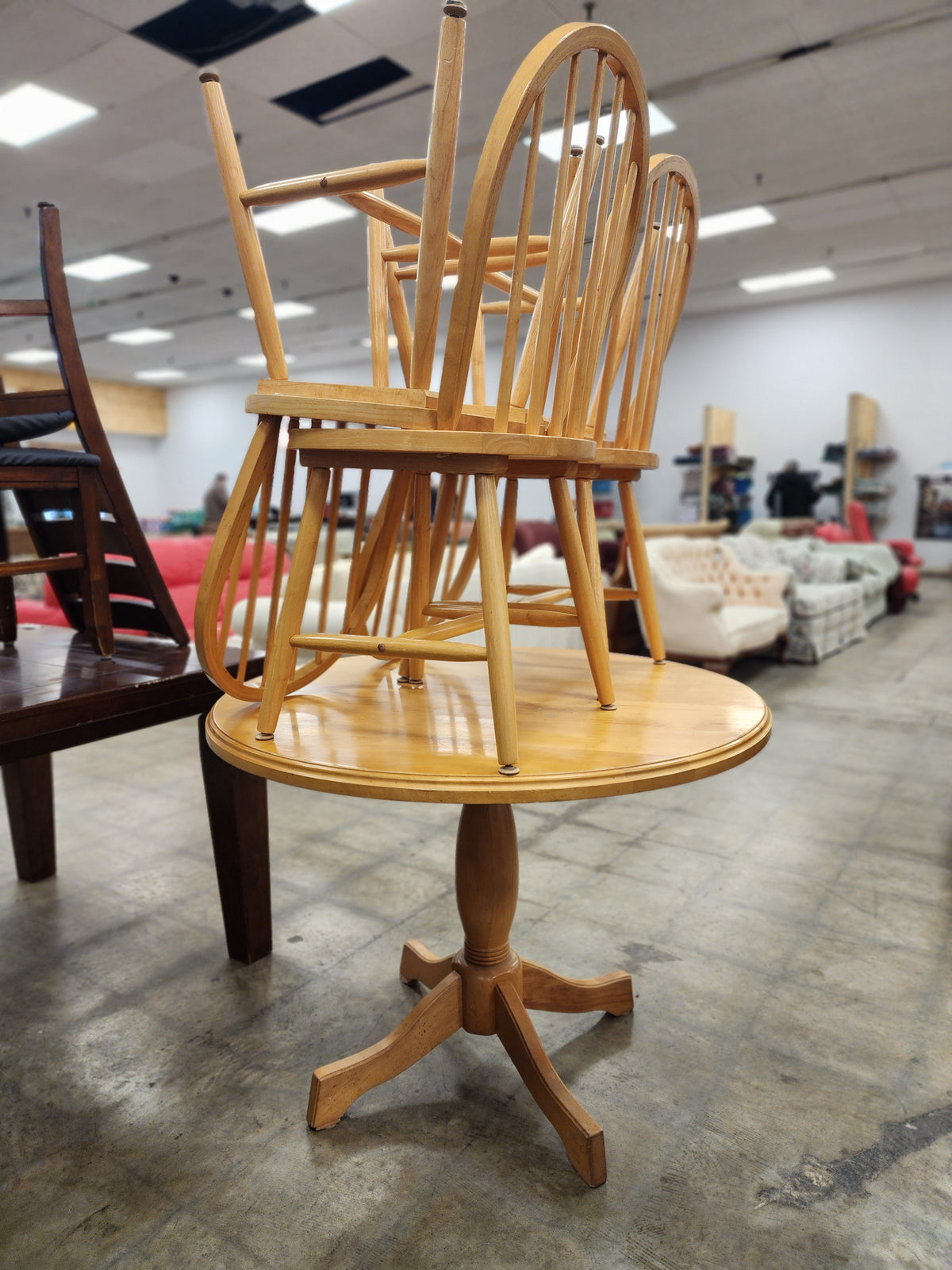 Round Oak Dining Set w/ 4 Chairs