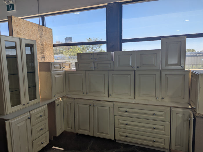 Cream Kitchen (13 Upper & 6 Base Cabinets)