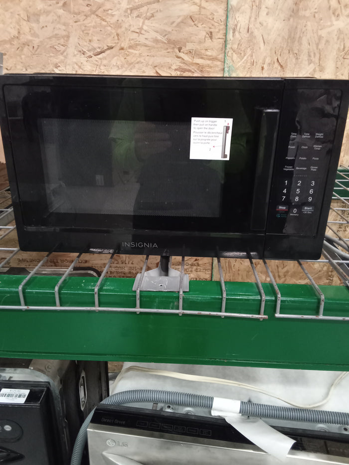 20"W 1.1Cu Ft Countertop Microwave in Black