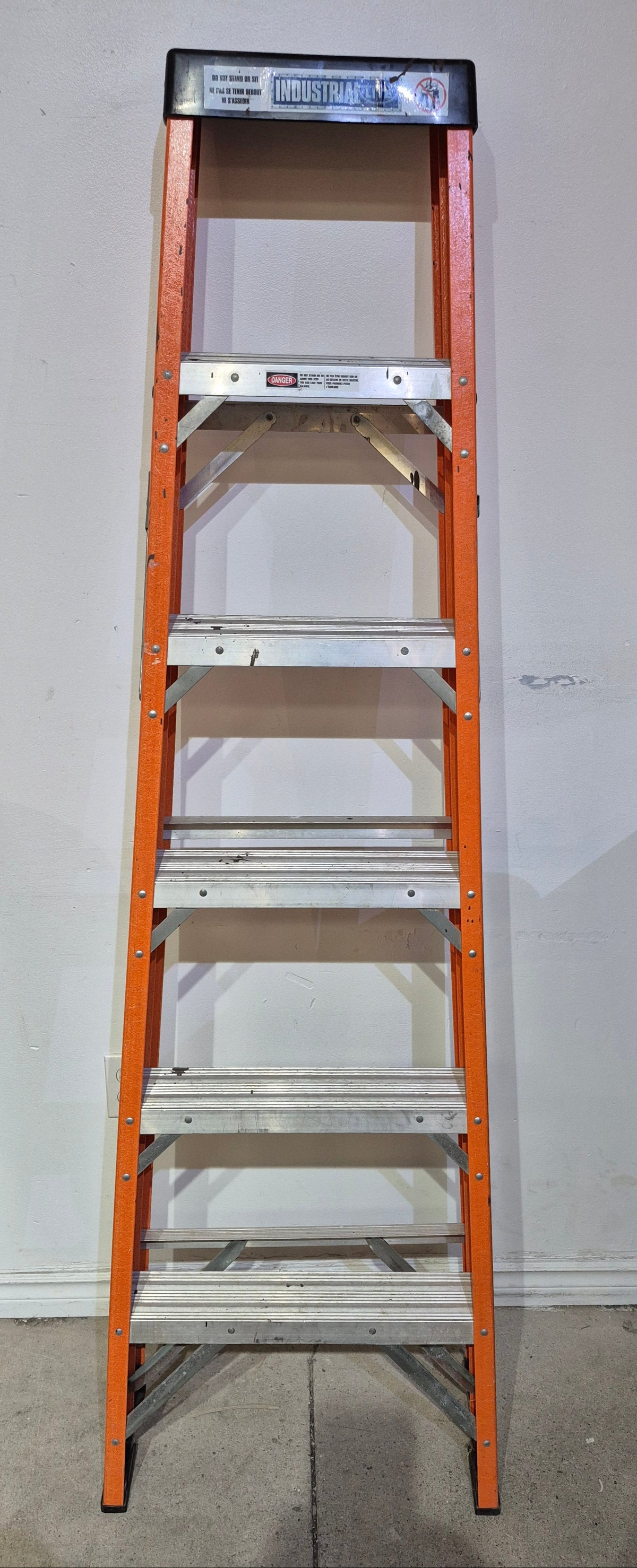 6' Fiberglass Step Ladder - CSA Grade 1 - 250 Lb Load Rating