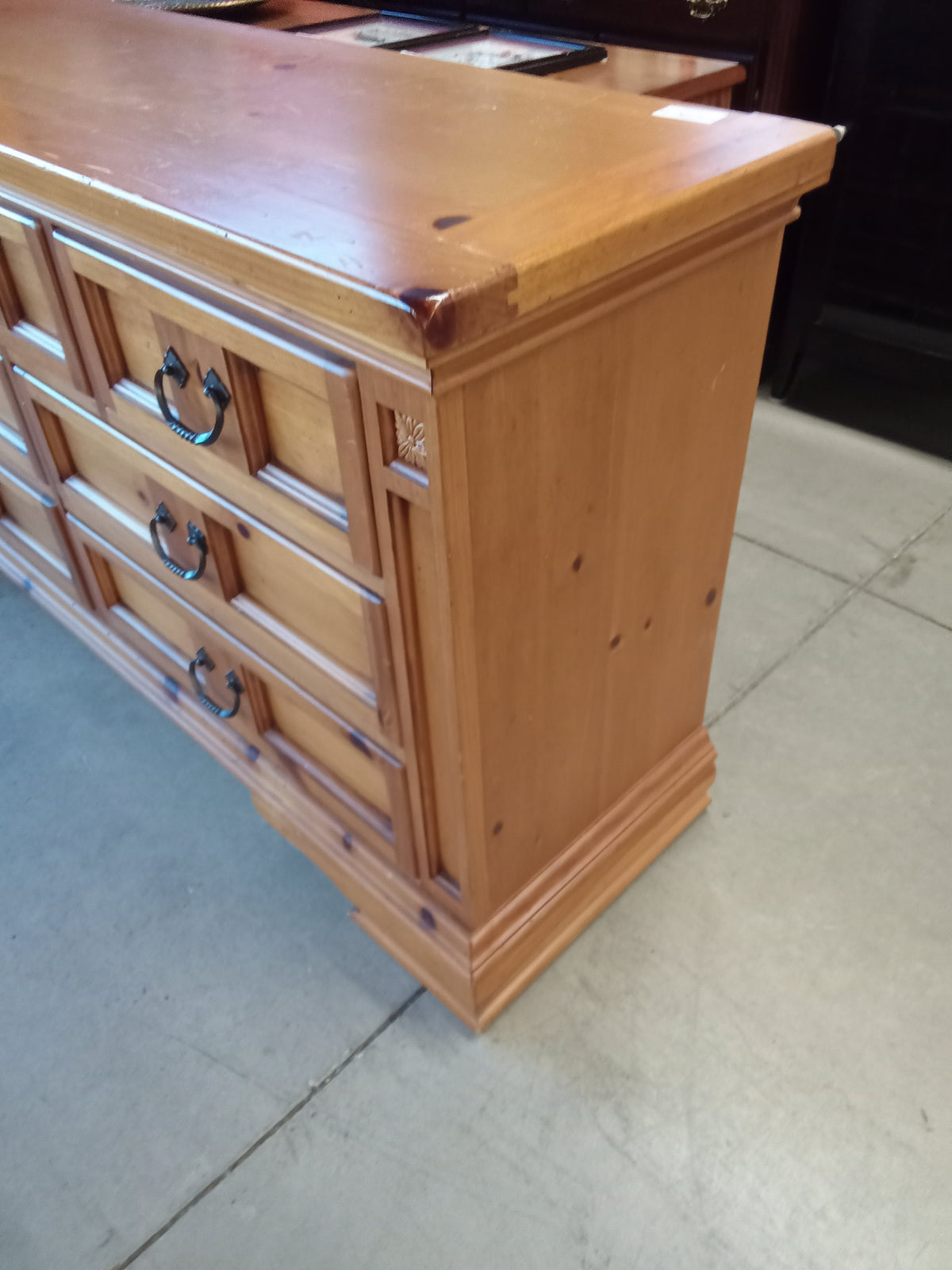 64"W 7-Drawer Dresser in Knotty Pine #YH6