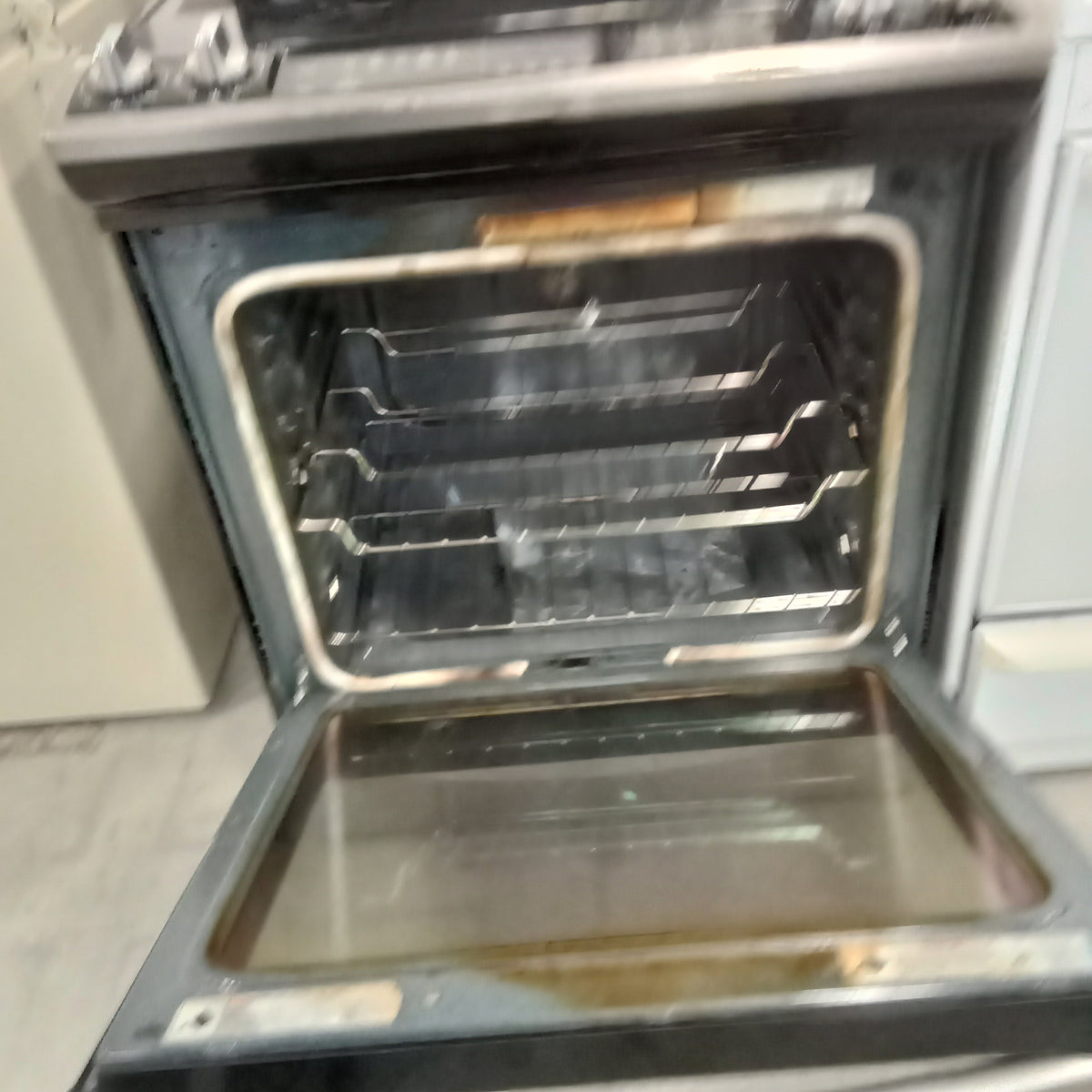 30"W Flat Top Electric Stove in Black