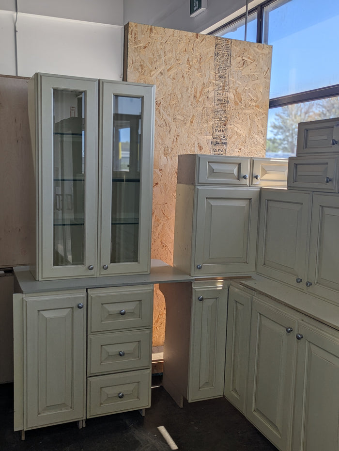 Cream Kitchen (13 Upper & 6 Base Cabinets)
