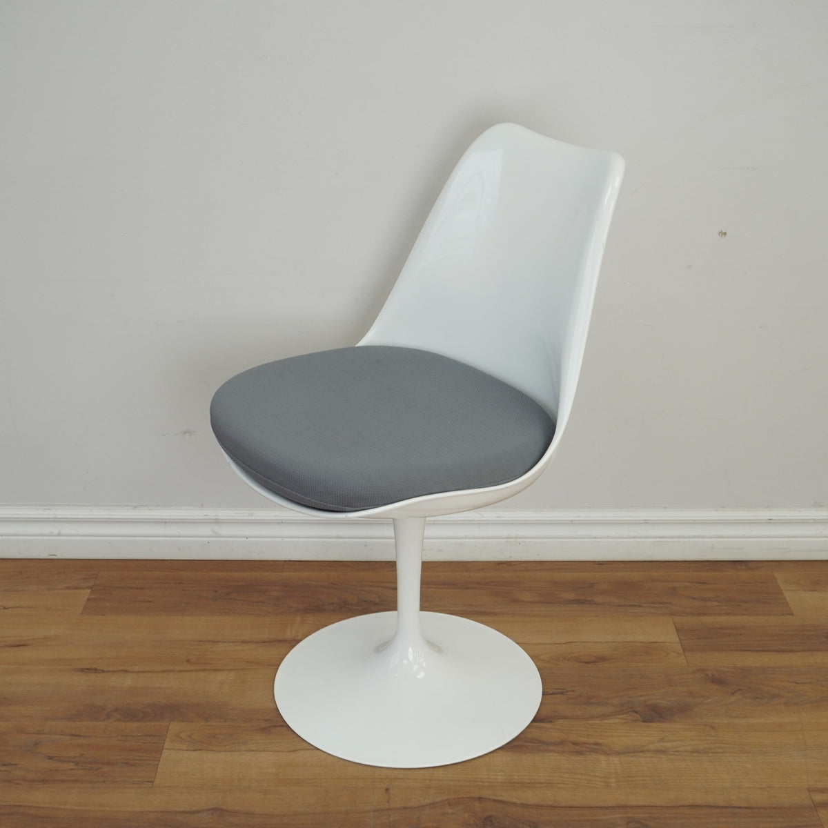 19-inch Tulip Rotating Chair in White