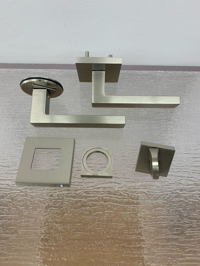 Tampa Entry Door Lockset w/ Thumb Turn in Satin Nickel