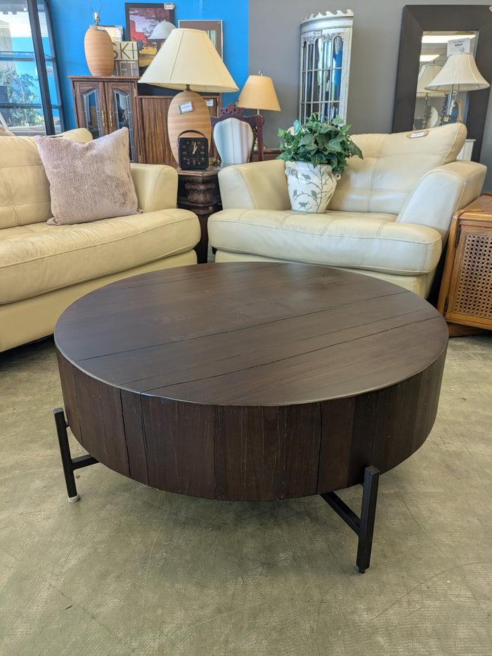 The naturally cracked Round Table