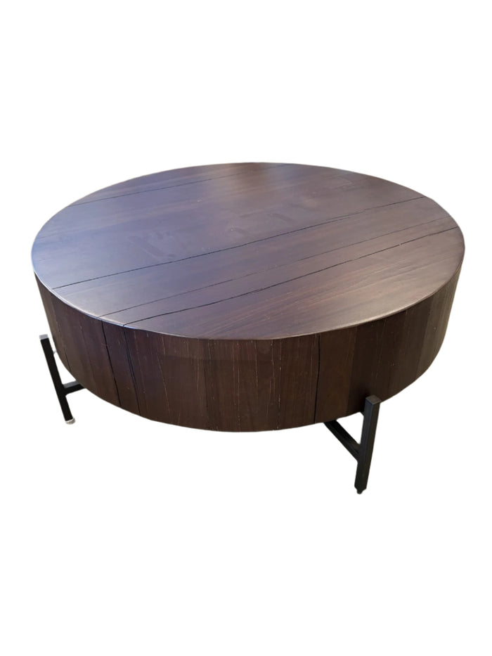 The naturally cracked Round Table