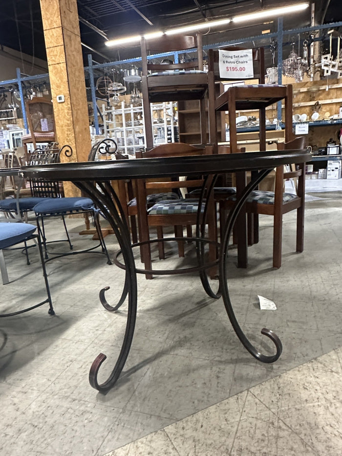 Round Table w/ 4 chairs
