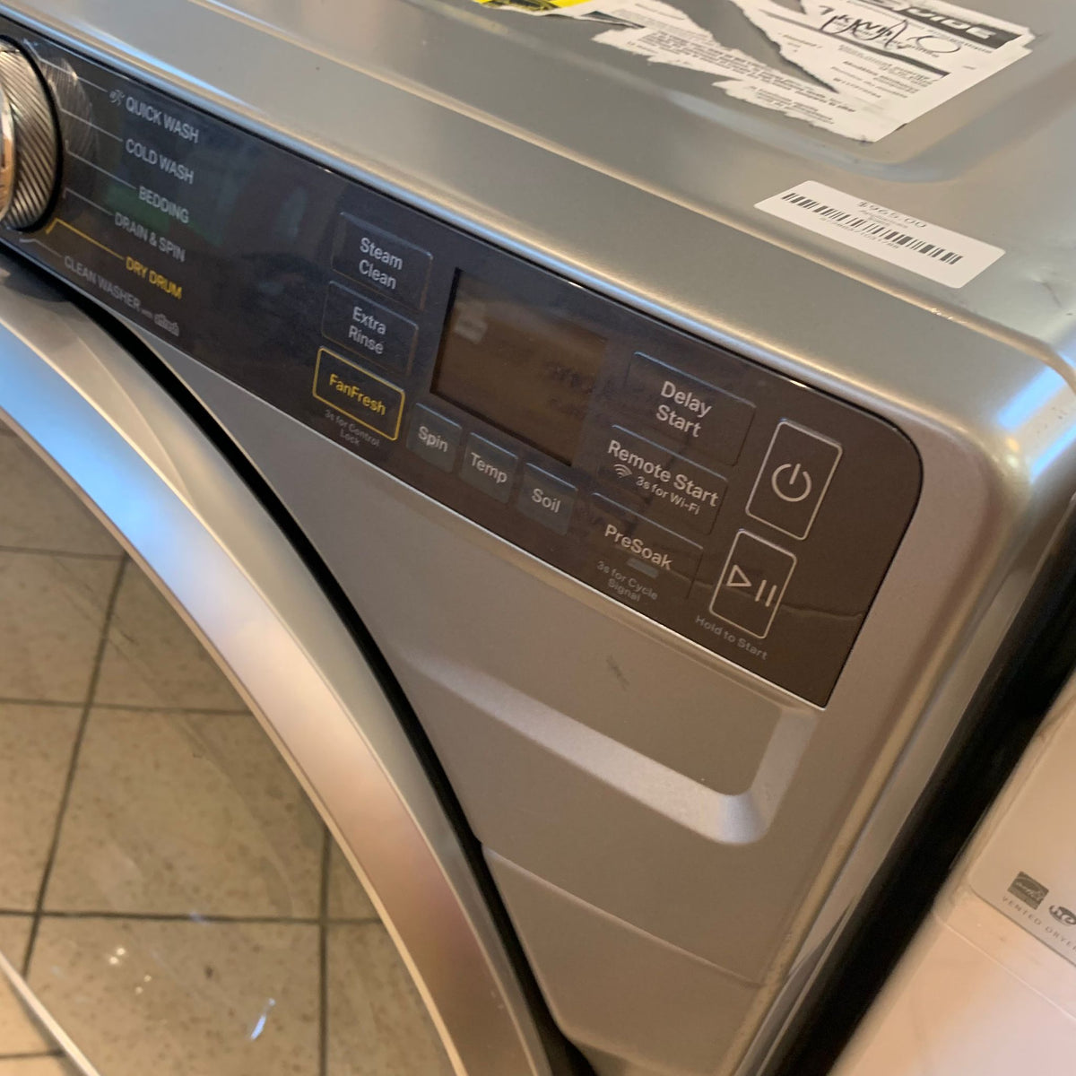 Whirlpool WFW6720RR 5.8 cu. ft. Front Load Washer in Radiant Silver